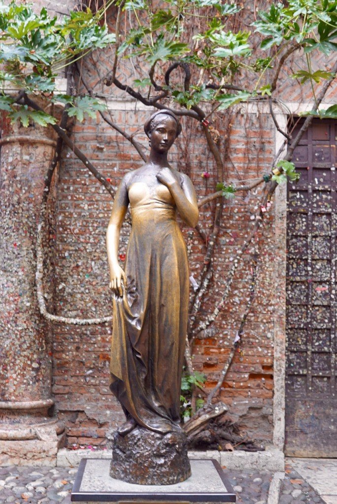 Sua estátua que fica no pátio onde está o balcão. Na parede ao fundo, chicletes com os quais as pessoas "colam" seus bilhetinhos.