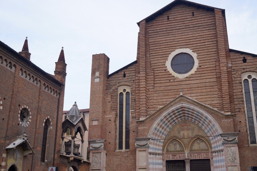 No final da rua tem a lindíssima igreja di Sant'Anastasia