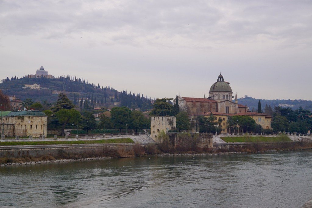 E bem pertinho o Rio Adige