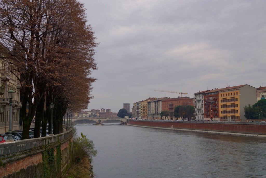 A famosa Ponte Pietra ao longe...