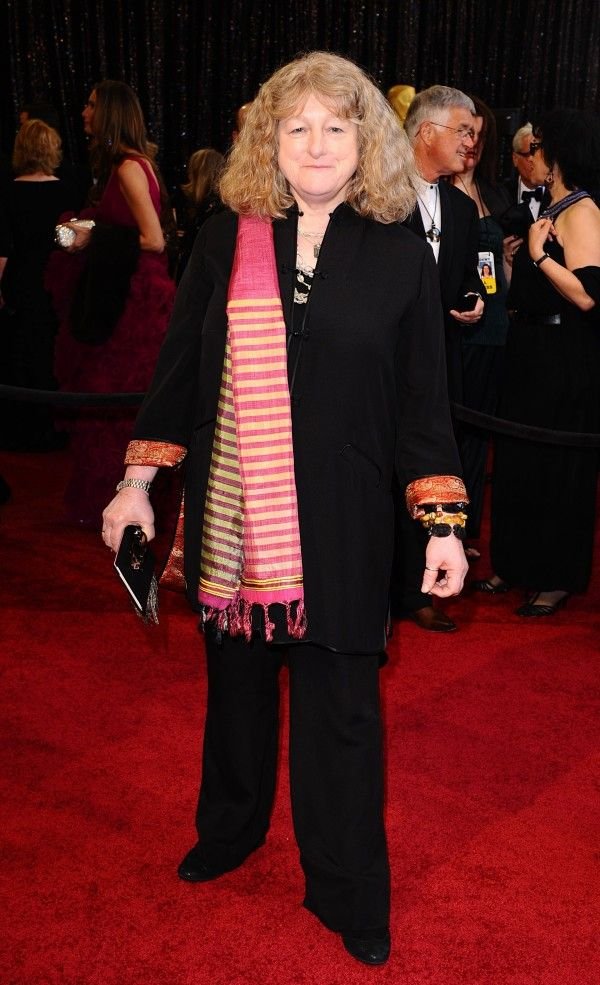 Jenny Beavan, vencedora do Oscar para melhor figurino no filme Mad Max, vestida dos"pés à cabeça" de Marks & Spencer.