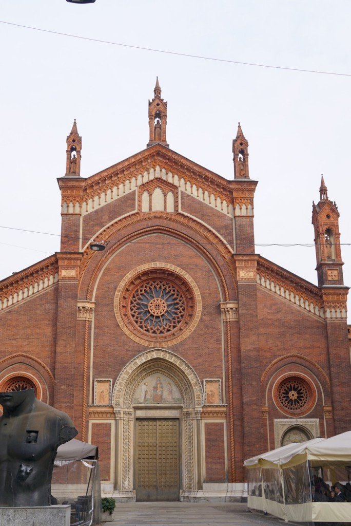 Milão tem belezas inesperadas atrás de cada esquina. Caminhando, de repente se vê coisas como esta igreja antiquérrima!