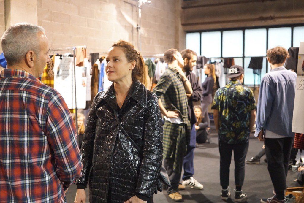 O backstage do Nº21 com o estilista Alessandro Dell'Acqua em camisa xadrez