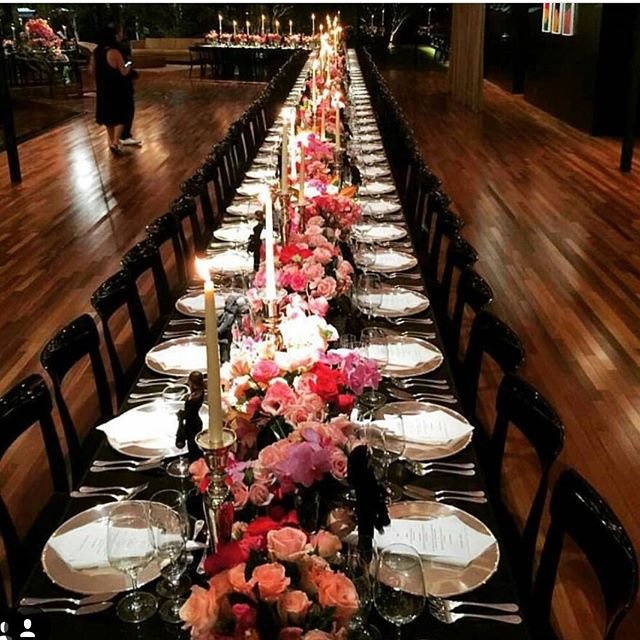 A linda mesa com as flores da Fresa Eventos