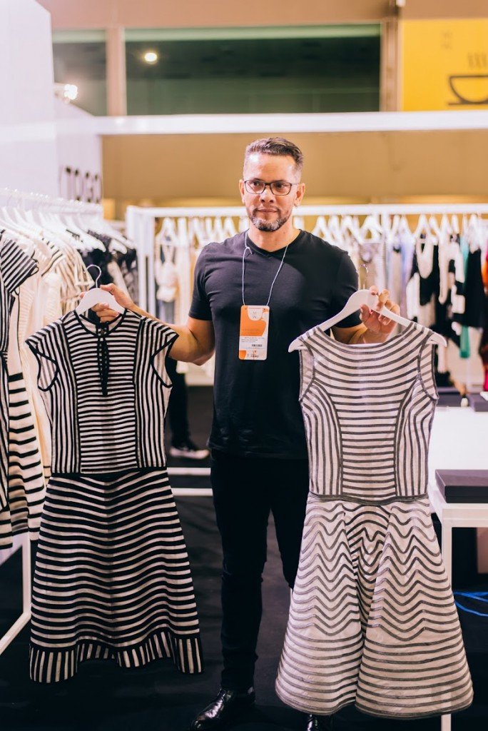 Ronaldo Silvestre – Estilista: Ronaldo Silvestre Conhecido por suas participações no Dragão Fashion, em Fortaleza, o mineiro Ronaldo Silvestre se inspirou no filme O Piano. Sob a ótica do amor, seus dramas e armadilhas, a coleção é atemporal, seguindo o movimento slow fashion, aliando sustentabilidade ao feito à mão. Tecidos orgânicos e com identidade próprias se unem ao jeans e suas nuances, criando formas e dando identidade única a cada peça. Seda artesanal, jeans, sarjas, estampas geométricas, tons terrosos, chá com mel e preto compõem o trabalho da marca. Em destaque, os tecidos artesanais produzidos no tear mineiro com fios de seda; bordado redendê para flores e sobre estampas; bordados na técnica de renda irlandesa, usando fios de seda artesanal; cirandinha em crochê, com fios de seda artesanal e passantes em jeans. 