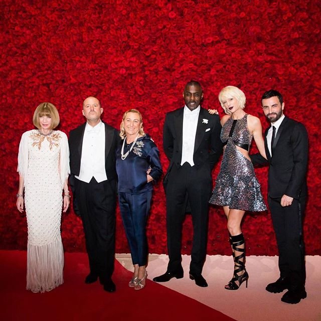 Os anfitriões e co-anfitriões... da esq à dir: Anna Wintour, Jony Ive, Miuccia Prada, Idris Elba, Taylor Swift, Nicolas Ghesquière da Balmain