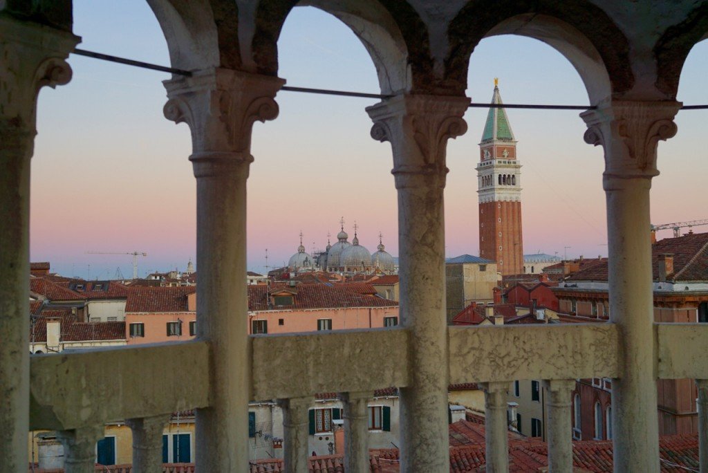 E assim que o sol se põe, baixa essa luz misteriosa sobre Veneza!