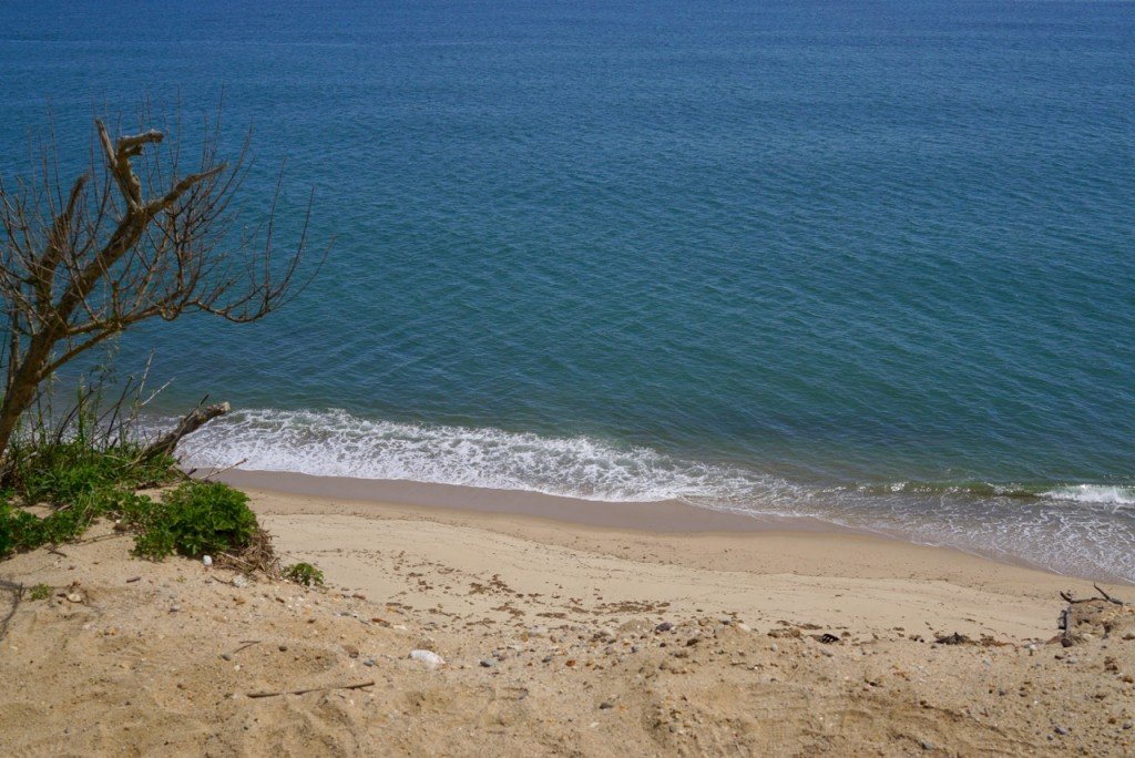 A água é maravilhosa! A temperatura aqui demora mais para subir nos meses por causa da água, mas também fica quentinho por mais tempo. Ainda estava frio para nadar.