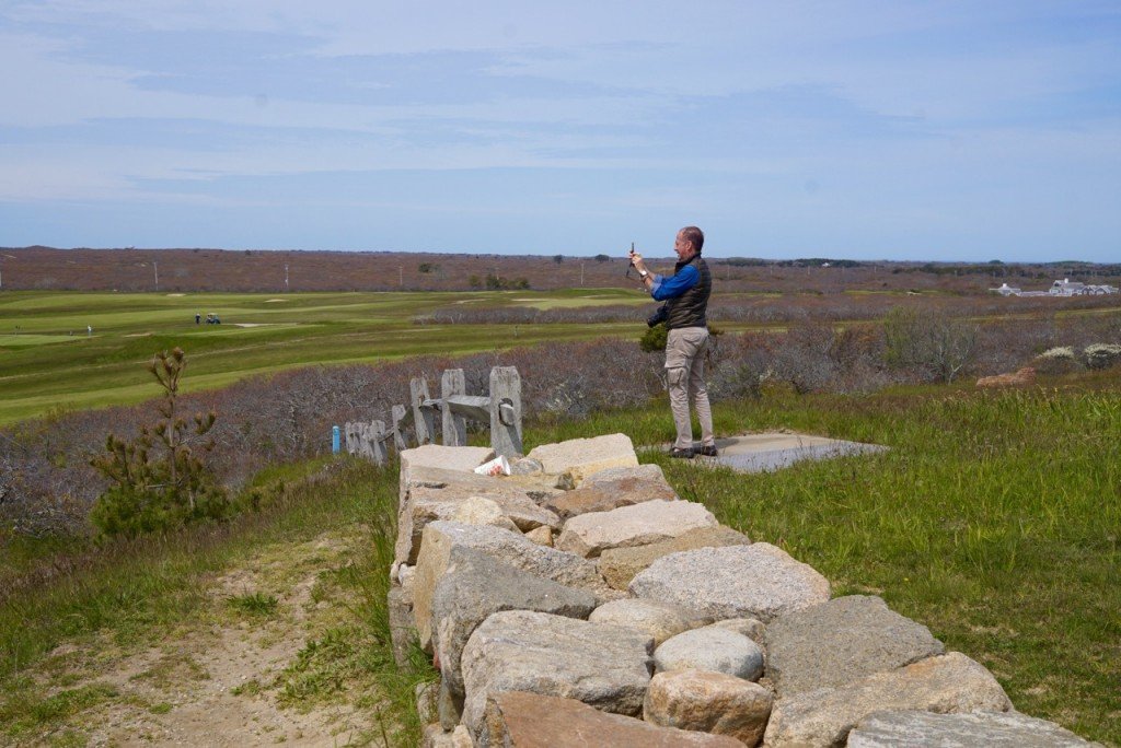 Fica ao lado do campo de golf.