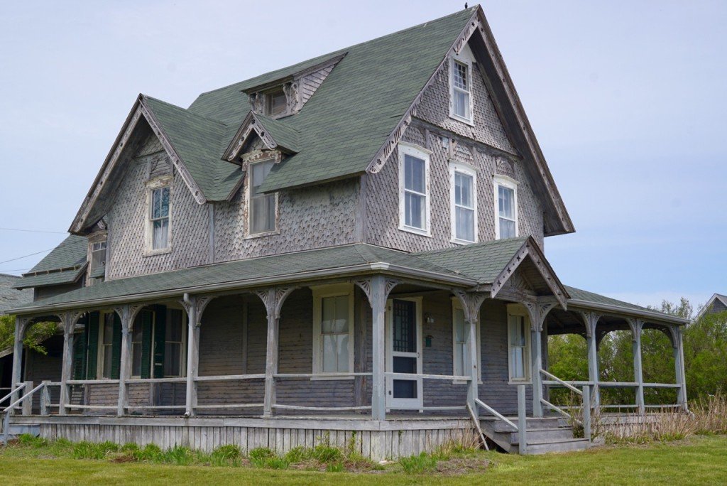 E outras precisando ser. Mas vejam que lindos os detalhes da madeira.