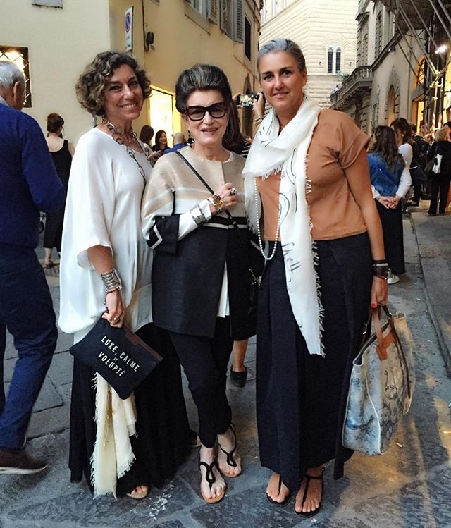Com Costanza e a amiga Daria da Chez Dédé. A minha bolsa e a de Daria, além dos foulards são da marca.