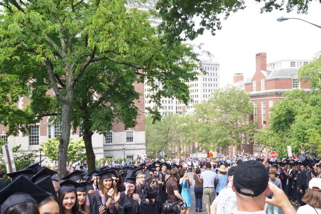 O College Hill (colina da universidade) com as filas de alunos da classe de 2016 nas margens da rua aplaudindo a cada classe que passava