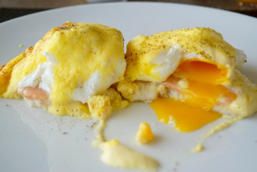 Eles fazem um otimismo Eggs Benedict! Que eu AMO!!