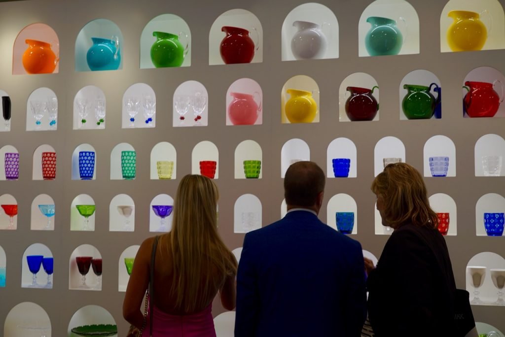 e Mario Luca Giusti. Ele faz peças de design clássico em plástico de inúmeras cores!