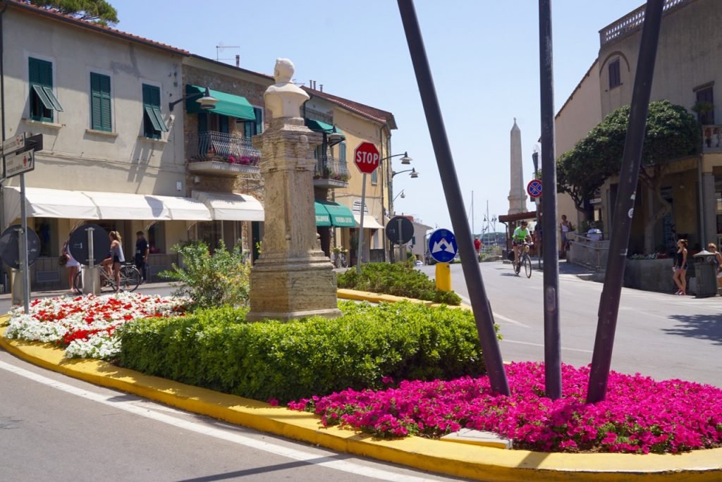 A praça onde fica a pizzaria