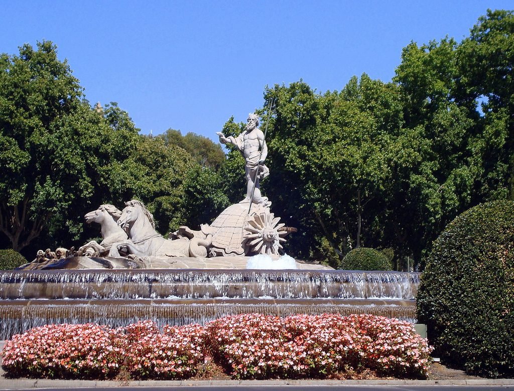 Aqui, temos o Netuno neoclássico de Ventura Rodríguez e Juan Pascual de Mena, esculpido entre 1782-1786, nos aguardando na Plaza Cánova del Castillo, em Madrid (Espanha).