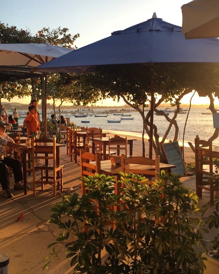 Nos restaurantes do Porto da Barra, um dos melhores pôres de sol de Búzios