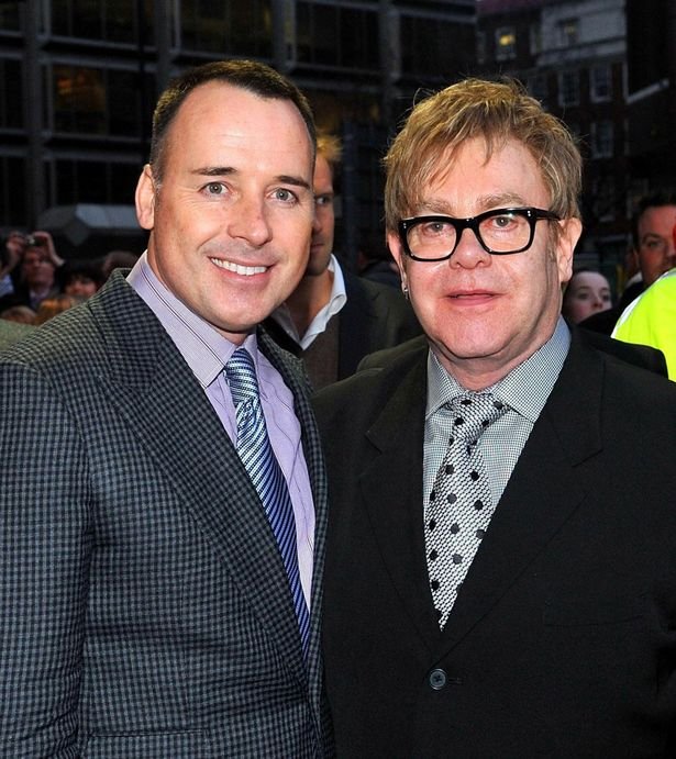 Elton John (69), cantor, e David Furnish (53), diretor de cinema – 16 anos de diferença