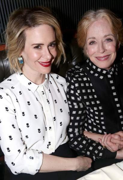 As atrizes Sarah Paulson (41) e Holland Taylor (73) – 32 anos de diferença