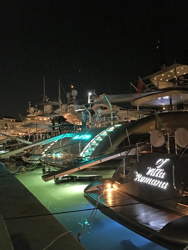 O porto tem yachts ENORMES!