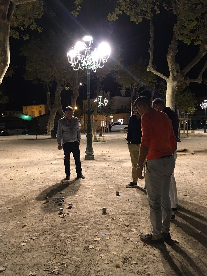 E mesmo às 2:30 da manhã, na praça na frente do bar, o pessoal jogando bocce. Isso é St. Tropez!