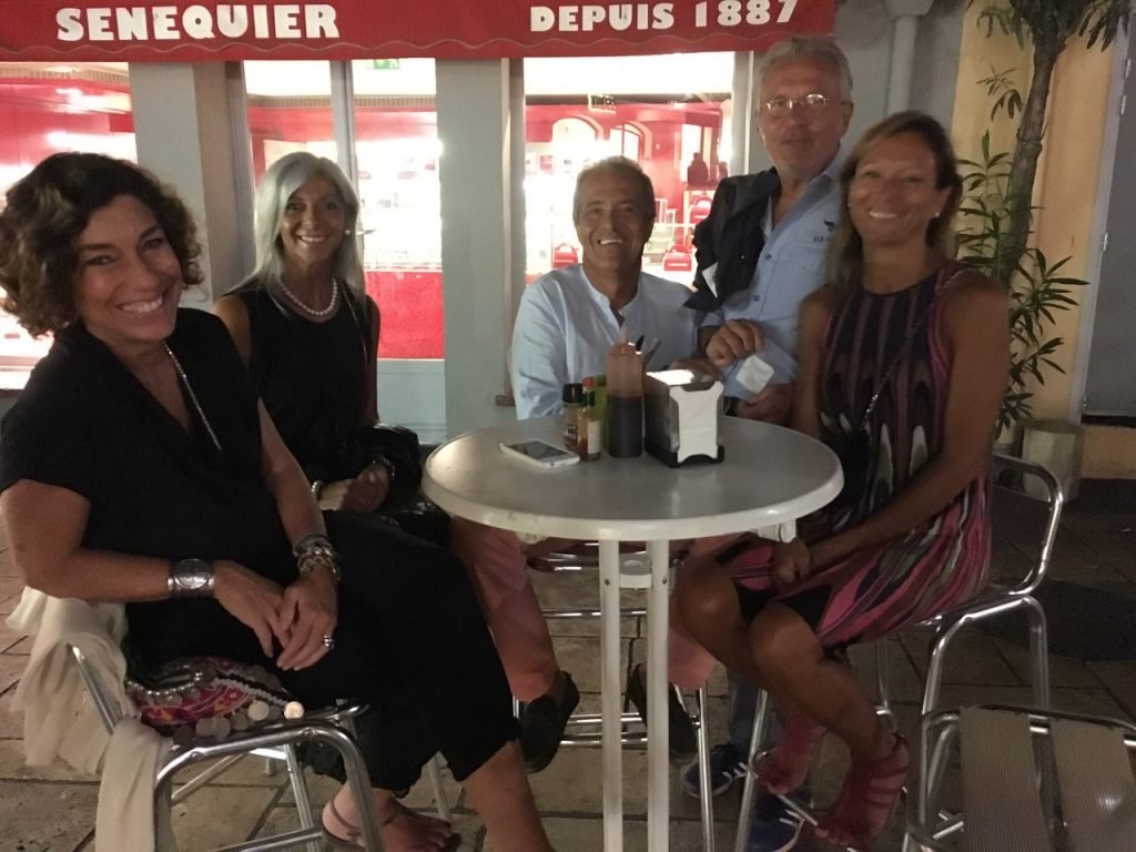 Nessa noite, antes do jantar, paramos para comer ostras (divinas) a céu aberto no nosso lugar favorito na pracinha perto do mercado de peixe.