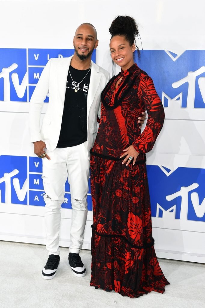 A Alicia Keys decidiu há pouco de não usar mais maquiagem!... E olhem como ela está linda! Adorei a escolha de vestido que para o seu corpo ficou lindo!