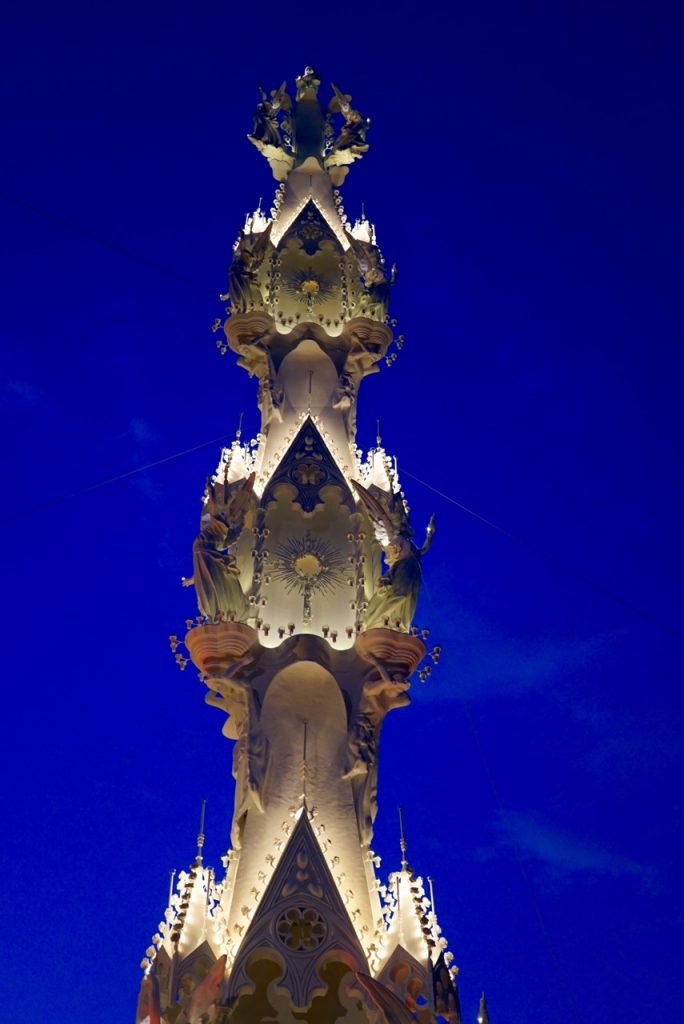 Estava na praça na praça na frente de uma igreja e assistimos acender as luzes.