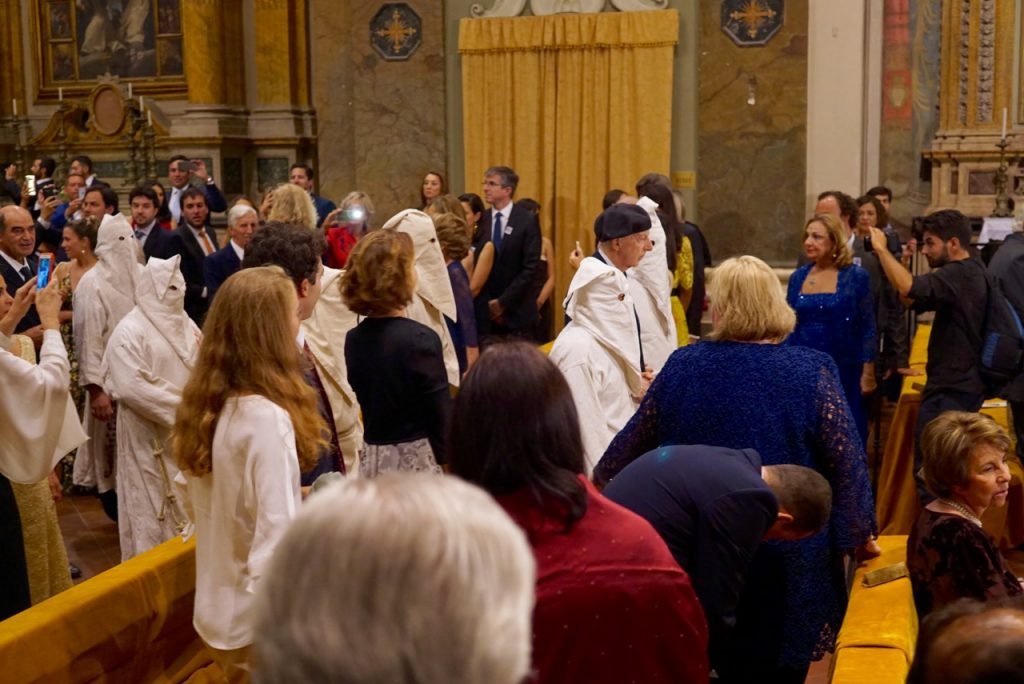 A entrada do Príncipe Ruspoli, primo do noivo, com uma ordem religiosa que ainda não consegui descobrir quem são.