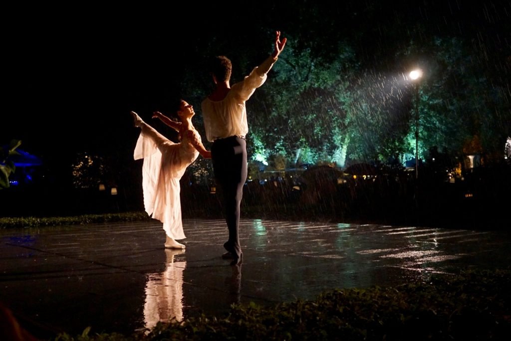 Teve até uma apresentação com bailarinos do Bolshoi. Naquela hora caiu um toró que serviu só para fazer a apresentação ainda mais lindo!