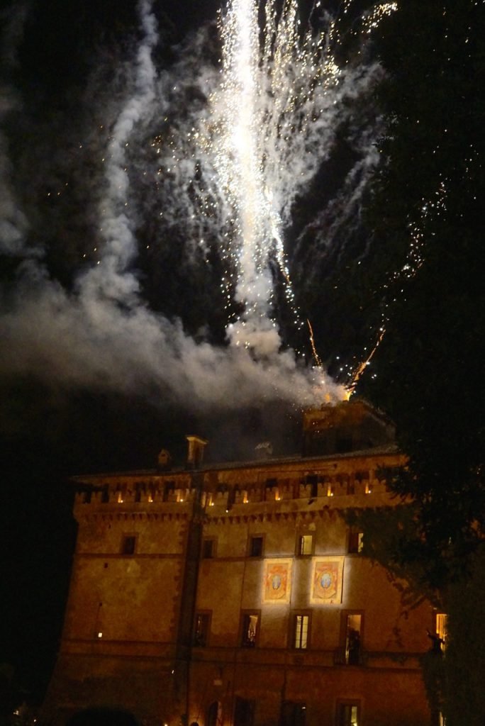 E depois de jogar o bouquet, os incríveis fogos de artifício sincronizados com música!