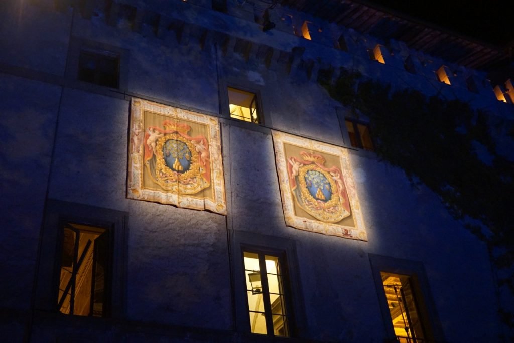 As tapeçarias com o estema da família Ruspoli na fachada do castelo...