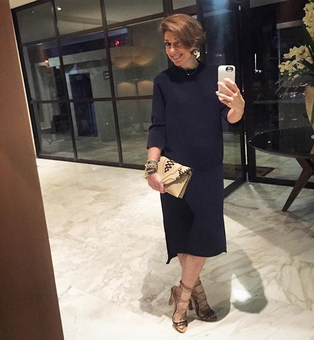Vestido COS, sandália Paula Cademartori, clutch Elena Ghisellini