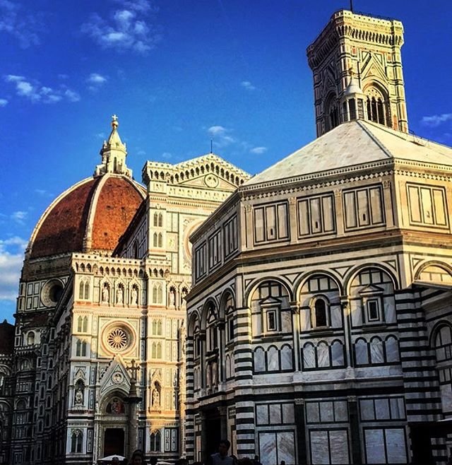 A linda cupola do Duomo de Brunelleschi de 1436, a catedral e o divino Battistero na frente! O Battistero é de 1124 e a fachada de mármore é original. Já a fachada da catedral é do fim de 1800!